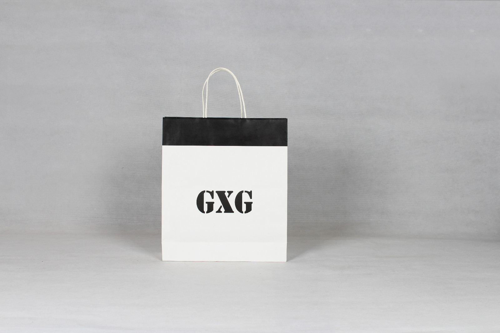 覆膜與不覆膜的服裝紙袋哪個(gè)好？